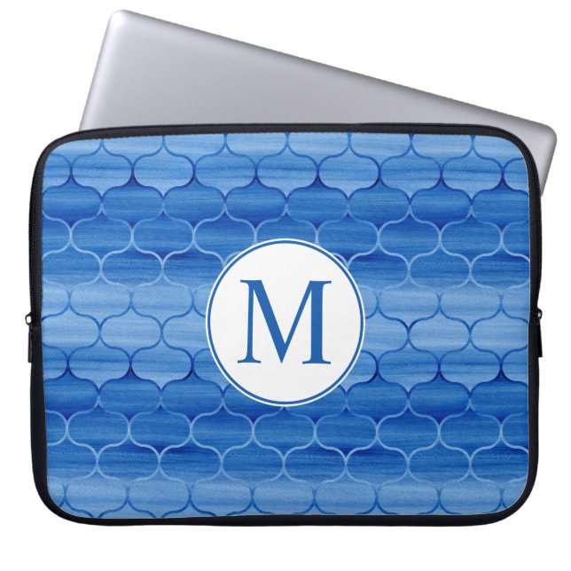Elegant Blue Waterverf Ogee Pattern met Monogram Laptop Sleeve (Voorkant)