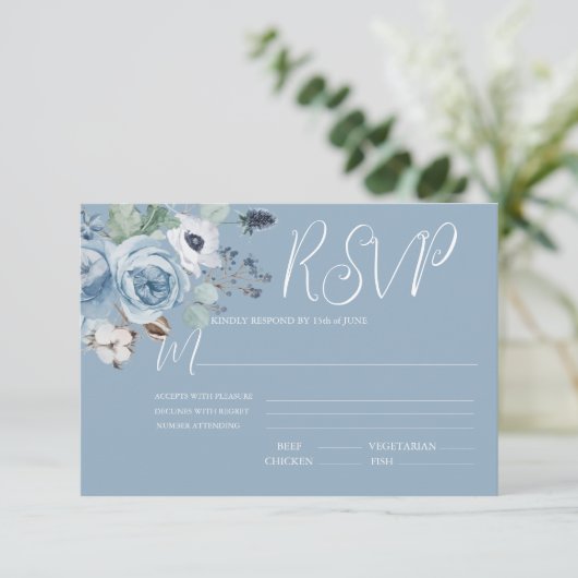 Elegant Blue & White Floral Wedding RSVP Kaart (Staand voorkant)