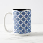 Elegant blue& white Moroccan  pattern  Tweekleurige Koffiemok (Links)