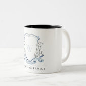 Elegant Blue Wilde Waterverf Monogram Crest Tweekleurige Koffiemok (Voorkant rechts)