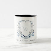 Elegant Blue Wilde Waterverf Monogram Crest Tweekleurige Koffiemok (Center)