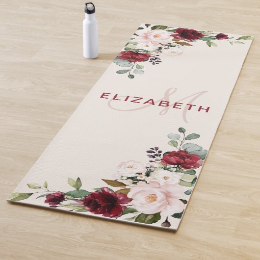 Elegant Blush Burgundy Waterverf Floral Monogram Yogamat (In situ)