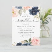 Elegant Blush & Navy Floral Rehearsal Dinner Kaart (Staand voorkant)