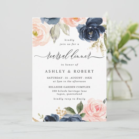 Elegant Blush & Navy Floral Rehearsal Dinner Kaart (Staand voorkant)