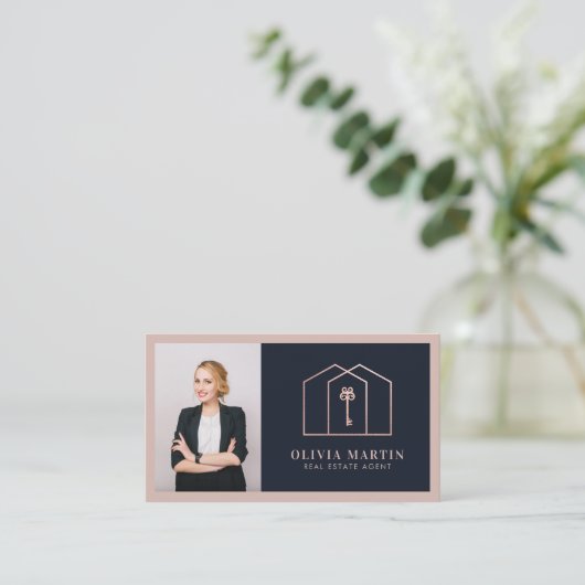 Elegant Blush & Navy Professional Real Estate Visitekaartje (Staand voorkant)