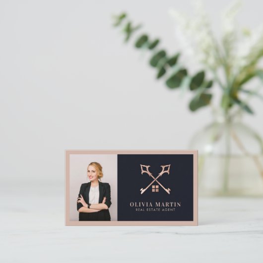 Elegant Blush & Navy Professioneel Vastgoed Logo Visitekaartje (Staand voorkant)