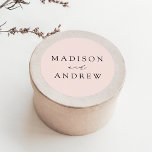 Elegant Blush Personalized Wedding Ronde Sticker<br><div class="desc">Sluit uw uitnodigingsenveloppen of gunsten af met onze elegante trouwstickers. De stickers van de douanebruiloft kenmerken uw namen in een zwart kalligrafiemanuscript met een stompzinnige achtergrond of een kleur van uw keus. De coördinaten van het ontwerp met ons Moderne collectie van de Elegance bruiloft.</div>