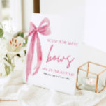 Elegant Blush Pink Bow raden hoeveel bogen spel Reclamebord Met Voetstuk<br><div class="desc">De Elegant Blush Pink Bow Guess How Many Bows spel is een heerlijke en interactieve activiteit voor elk evenement of viering. In dit spel worden gasten uitgenodigd om het aantal bogen in een decoratieve pot of container te raden. Met zijn elegante blush roze strik ontwerp, dit spel voegt een vleugje...</div>