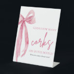 Elegant Blush Pink Bow raden hoeveel kurken spel Reclamebord Met Voetstuk<br><div class="desc">De "Elegant Blush Pink Bow: She's Tying the Knot" Raad hoeveel kurken spel is een charmante en interactieve activiteit voor elk vrijgezellenfeest of bruiloft viering. In dit spel, gasten worden uitgenodigd om het aantal wijnkurken in een decoratieve pot of container te raden. Met zijn elegante blush roze boog ontwerp en...</div>