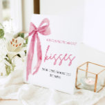 Elegant Blush Pink Bow raden hoeveel kussen spel Reclamebord Met Voetstuk<br><div class="desc">The Elegant Blush Pink Bow: She's Tying the Knot Guess How Many Kisses Game is een heerlijke en interactieve activiteit voor elk vrijgezellenfeest of huwelijksfeest. In dit spel worden gasten gevraagd om het aantal chocoladekussen snoepjes in een decoratieve pot of container te raden. Met zijn elegante blush roze boog ontwerp...</div>