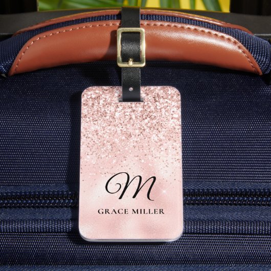 Elegant Blush Pink Glitter Monogram Bagagelabel (Voorkant Insitu 2)