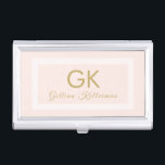 Elegant Blush Pink Gold Monogram Visitekaarthouder<br><div class="desc">Dit elegante zwarte visitekaartje hoesje heeft monogrammen initialen in een moderne goudtypografie met jouw naam en beroep onder de vlag van een bleek stompzinnig lijst.  Ontworpen door kunstenaar Susan Coffey.</div>