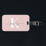 Elegant Blush Pink Grey Script Monogram Bagagelabel<br><div class="desc">Dit eenvoudige, elegante blush roze bagagelabel met je voornaam in een trendy scriptlettertype in grijs en je eerste initiaal in een modern petten lettertype in wit aan de ene kant en een slide in kaart voor jouw naam, adres en telefoonnummer aan de andere kant zou er fantastisch uitzien op je...</div>