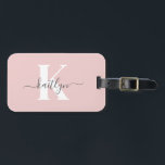 Elegant Blush Pink Grey Script Monogram Bagagelabel<br><div class="desc">Dit eenvoudige, elegante blush roze bagagelabel met je voornaam in een trendy scriptlettertype in grijs en je eerste initiaal in een modern petten lettertype in wit aan de ene kant en een slide in kaart voor jouw naam, adres en telefoonnummer aan de andere kant zou er fantastisch uitzien op je...</div>