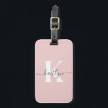 Elegant Blush Pink Grey Script Monogram Bagagelabel<br><div class="desc">Dit eenvoudige, elegante blush roze bagagelabel met je voornaam in een trendy scriptlettertype in grijs en je eerste initiaal in een modern petten lettertype in wit aan de ene kant en een slide in kaart voor jouw naam, adres en telefoonnummer aan de andere kant zou er fantastisch uitzien op je...</div>