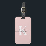 Elegant Blush Pink Grey Script Monogram Bagagelabel<br><div class="desc">Dit eenvoudige, elegante blush roze bagagelabel met je voornaam in een trendy scriptlettertype in grijs en je eerste initiaal in een modern petten lettertype in wit aan de ene kant en een slide in kaart voor jouw naam, adres en telefoonnummer aan de andere kant zou er fantastisch uitzien op je...</div>
