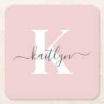 Elegant Blush Pink Grey Script Monogram Kartonnen Onderzetters<br><div class="desc">Deze eenvoudige, elegante blush roze vierkante papieren onderzetters met uw voornaam in een trendy schrift lettertype in grijs en uw eerste initiaal in een modern petten lettertype in wit zijn ideaal om uw tafels en tellers vrij te houden van waterringen. Ze absorberen druppels, zodat u zich geen zorgen hoeft te...</div>