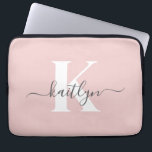 Elegant Blush Pink Grey Script Monogram Laptop Sleeve<br><div class="desc">Deze eenvoudige,  stijlvolle,  roze 13-inch laptophoes met uw voornaam in een trendy scriptlettertype in grijs en uw eerste initiaal in een modern petten lettertype in wit is ideaal voor u. Het is stijlvol en trendy en toch zeer klassiek. Het is uniek - net als jij!</div>