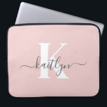 Elegant Blush Pink Grey Script Monogram Laptop Sleeve<br><div class="desc">Deze eenvoudige,  elegante 15-inch blush roze laptophoes met uw voornaam in een trendy scriptlettertype in grijs en uw eerste initiaal in een modern petten lettertype in wit is ideaal voor u. Het is stijlvol en trendy en toch zeer klassiek. Het is uniek - net als jij!</div>