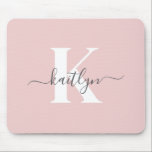 Elegant Blush Pink Grey Script Monogram Muismat<br><div class="desc">Deze eenvoudige,  elegante blush pink mousepad met je voornaam in een trendy scriptlettertype in grijs en je eerste initiaal in een modern petten lettertype in wit is ideaal voor je kantoor/bureau. Het is stijlvol en trendy en toch zeer klassiek.</div>