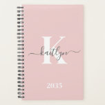 Elegant Blush Pink Grey Script Monogram Planner<br><div class="desc">Deze eenvoudige, elegante blush pink 5, 5 x 8, 5 soft planner met je voornaam in een trendy scriptlettertype in grijs en je eerste initiaal in een modern petten lettertype in wit is ideaal voor jou. Het is stijlvol en trendy en toch zeer klassiek. Het maakt het houden van afspraken,...</div>