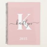 Elegant Blush Pink Grey Script Monogram Planner<br><div class="desc">Deze eenvoudige, elegante blush pink 8.5 x 11 soft planner met je voornaam in een trendy scriptlettertype in grijs en je eerste initiaal in een modern petten lettertype in wit is ideaal voor jou. Het is stijlvol en trendy en toch zeer klassiek. Het maakt het houden van afspraken, vergaderingen, deadlines,...</div>