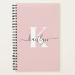Elegant Blush Pink Grey Script Monogram Planner<br><div class="desc">Deze eenvoudige, elegante blush pink 5, 5 x 8, 5 soft planner met je voornaam in een trendy scriptlettertype in grijs en je eerste initiaal in een modern petten lettertype in wit is ideaal voor je toetsen. Het is stijlvol en trendy en toch zeer klassiek. Het maakt het houden van...</div>