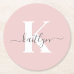 Elegant Blush Pink Grey Script Monogram Ronde Kartonnen Onderzetter<br><div class="desc">Deze eenvoudige, elegante blush roze ronde papieren onderzetters met je voornaam in een trendy scriptlettertype in grijs en je eerste initiaal in een modern petten lettertype in wit zijn ideaal om je tafels en tellers vrij te houden van waterringen. Ze absorberen druppels, zodat u zich geen zorgen hoeft te maken...</div>