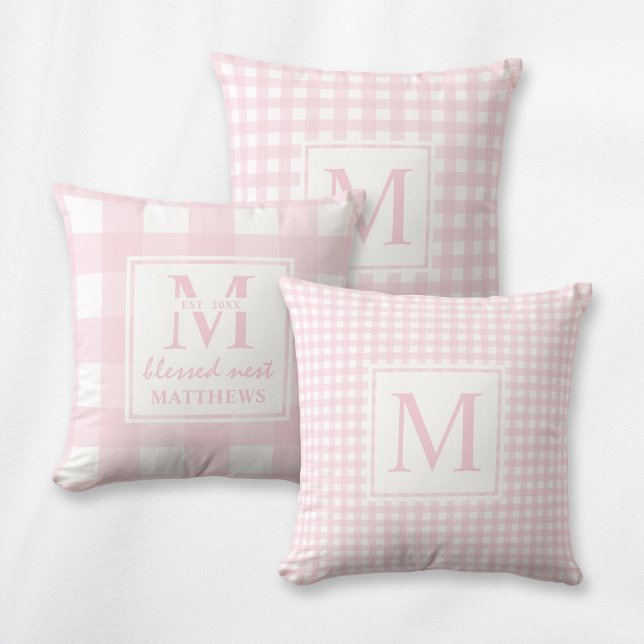 Elegant Blush Pink Monogram Classic Gingham Kussen (Classic pink and white Gingham pattern pillow with elegant custom monogram. Stylish farmhouse decor.)