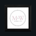 Elegant Blush Pink Monogram Weddenschap Gift Box Cadeaudoosje<br><div class="desc">Elegant Blush Pink Monogram met Black Milgrain grens. De gestippelde grens doet denken aan melkgraan, een techniek die de juwelen in detail behandelt en die vaak wordt gebruikt voor verloving- en trouwringen. De grens van de milgraan voegt zowel een moderne als elegante stijl aan deze monogrammed doos van het keepjescadeau...</div>