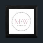 Elegant Blush Pink Monogram Weddenschap Gift Box Cadeaudoosje<br><div class="desc">Elegant Blush Pink Monogram met Black Milgrain grens. De gestippelde grens doet denken aan melkgraan, een techniek die de juwelen in detail behandelt en die vaak wordt gebruikt voor verloving- en trouwringen. De grens van de milgraan voegt zowel een moderne als elegante stijl aan deze monogrammed doos van het keepjescadeau...</div>