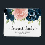 Elegant Blush Pink Navy Blue Floral Wedding Favor Magneet<br><div class="desc">Rustic floral bruiloft begunstigt magnet met "liefde en bedankt" en elegante waterverf beschilderde bloemen in blauw roze en blauw. Hieronder staan uw namen en datum. De wazige roze rozen maken dit ontwerp geweldig voor een lenteviering en de blauwachtige rozen maken het geweldig voor de herfst. Deze aangepaste magneten maken nuttige...</div>