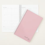 Elegant Blush Pink Simple Minimalist aan maat Planner<br><div class="desc">Dusty Blush Pink Elegant Simple Minimalist Personalized Notitieboek met jouw naam en jaar in modern script. Onze planner is hier om u te helpen uw doelen te bereiken. Het biedt een manier om georganiseerd te blijven en na te denken over je leven. Met een simpel ongedateerd ontwerp kun je deze...</div>
