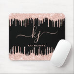 Elegant Blush Roos Gold Glitter Drivers 2 Monogram Muismat<br><div class="desc">Meisje, Elegant, Sylish Blush Roos Gold Glitter Drips 2 Monogram op maat gepersonaliseerde naam monogrammed mousepad in zwart formaat. Met een modern luxe faux blush roze roze roze roze glitter dripping lijst, een groot dubbelhandgeschreven monogram script lettertype met swashes (groot formaat initialen) en een serif type lettertypenaam in roze op...</div>