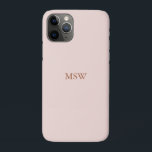 Elegant blush roze aangepaste monogram initiaal Case-Mate iPhone case<br><div class="desc">Elegant aangepaste naam monogram initialen knipperen roze effen effen kleuren iPhone-draagtas. Minimalistisch,  eenvoudig,  modern,  stijlvol design. Stapel roos aanpasbare serif tekst op de wazige roze effen kleur achtergrond.</div>