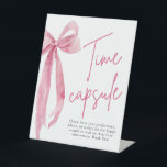Elegant Blush Roze Bow Tijd Capsule Game Sign Reclamebord Met Voetstuk<br><div class="desc">De "Elegant Blush Pink Bow: She's Tying the Knot" Time Capsule Game Sign is een prachtige aanvulling op elk vrijgezellenfeest of bruiloftsfeest. Met zijn elegante blush roze boog ontwerp en nostalgische thema, dit teken zet het podium voor een gedenkwaardige activiteit waar gasten kunnen bijdragen zinvolle items aan een tijdcapsule. Of...</div>