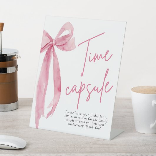 Elegant Blush Roze Bow Tijd Capsule Game Sign Reclamebord Met Voetstuk (Insitu)