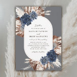Elegant Boho Navy and Brown Florals Oval Wedding Kaart<br><div class="desc">Deze prachtige, elegante trouwuitnodiging kenmerkt boho floral arrangementen (inclusief pampasgras) in tegengestelde hoeken, met een witte ovale vorm in het midden. Het kleurenschema bestaat uit bruin, marineblauw, ivoor en beige. De achtergrondkleur kan aan om het even welke kleur worden aangepast u zou houden van (getoond in blauw-toon grijs). De achterzijde...</div>