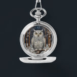 Elegant boho witte uil bos winterbos horloge<br><div class="desc">Dompel jezelf onder in de betoverende allure van dit elegante boheemse uilenkunstwerk, waar de elegantie van de natuur samenkomt met tijdloze kunstenaarschap. Dit prachtige stuk, tegen een weelderige achtergrond in het winterbos, vangt de serene schoonheid van een ongerept boslandschap, rijk aan ingewikkelde details van de met sneeuw bedekte bomen tegen...</div>