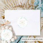 Elegant Bord Blauw en Groen Waterverf Bruiloft Ronde Sticker<br><div class="desc">Elegante envelop afdichting of gunst sticker met delicate waterverf vlekken in turquoise,  aqua,  stoffige blauw en zacht groene tinten. Gouden decoratieve accenten. Onderdeel van ons "Airy Blue and Green Waterverf" collectie met verschillende coördinerende producten.</div>