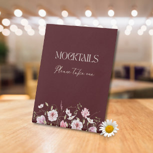 Elegant bordeauxrode bloem mocktails tafelkaart reclamebord met voetstuk