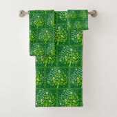 Elegant Botanical Floral Tree Pattern on Green Bad Handdoek (Insitu)