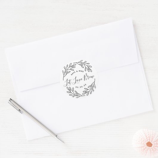 Elegant Botanical Let Love Brew Weddenschap Favor Ronde Sticker (Envelop)