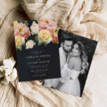 Elegant Botanical Moody Photo Wedding Invitation Kaart<br><div class="desc">Een elegante moody botanische trouwuitnodiging ontworpen met roze en witte floralen op een donkere achtergrond. De meeste letters zijn bewerkbaar - Klik op de knop "Verder aanpassen" om te bewerken. Overeenkomende objecten in ons ontwerp van Cava-partij in winkel</div>