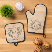 Elegant Botanisch Monogram Bruiloft Rustiek Hout Ovenwant & Pannenlap Set (Top down)
