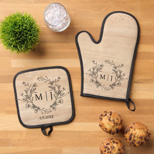 Elegant Botanisch Monogram Bruiloft Rustiek Hout Ovenwant & Pannenlap Set (Top down)