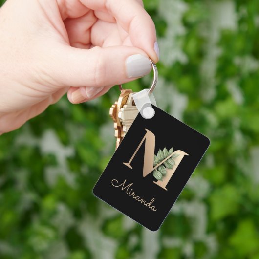 Elegant Botanisch Monogram Gouden Letter M Sleutel Sleutelhanger (Hand)