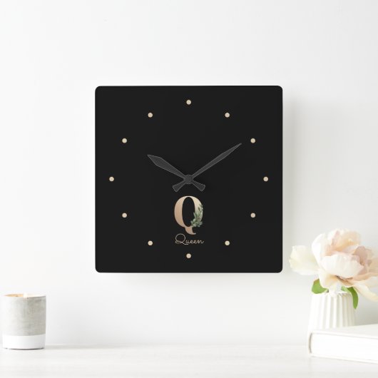 Elegant Botanisch Monogram Letter Q Vierkante Klok (Huis)