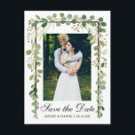 Elegant botanische groene foto slaat de datum op aankondigingskaart<br><div class="desc">Moderne elegant,  botanische groene eucalyptusbladeren,  Lijst hout,  sparen het Datum Verloving Foto Briefkaart</div>