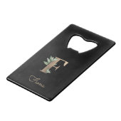 Elegant Botanische monogram Gold Letter F Creditkaart Flessenopener (Voorkant Gekanteld)